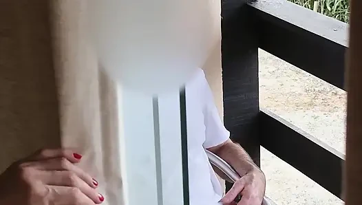 Şok olan üvey anne üvey oğlunu balkonda mastürbasyon yaparken yakalıyor ama bitirmesini sağlıyor