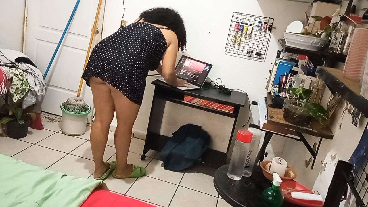 Karım elbise ve tanga içinde odayı temizliyor