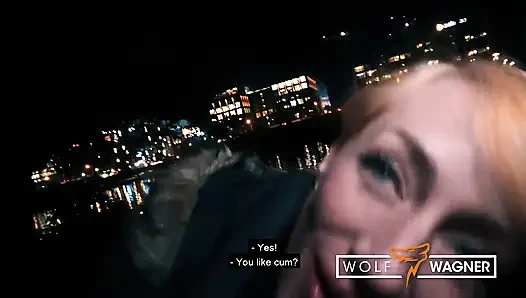 Ateşli Alman orta yaşlı seksi kadın harleen van hynten modern zamanların tarzan'ın büyük sahte göğüslerine boşalmasına izin veriyor! Wolf Wagner