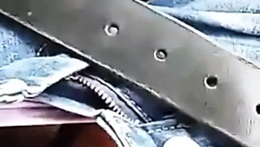 Arabada azan genc yavru amcigini parmakliyor