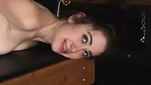 Seksi esmer bebek efendisi tarafından sikiliyor