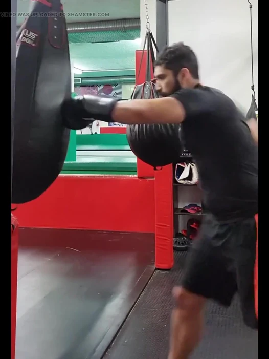 Knockout Fitness: bir yuvarlak ağır çanta boks egzersizi - yumrukla!boks
