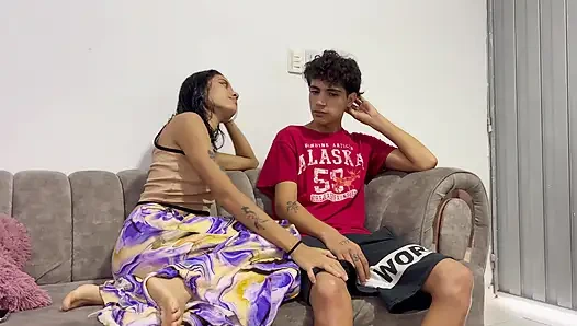 Güzel bir yabancının cinsel arzularını yerine getiriyorum ve bana zengin dar götünü sunuyor.