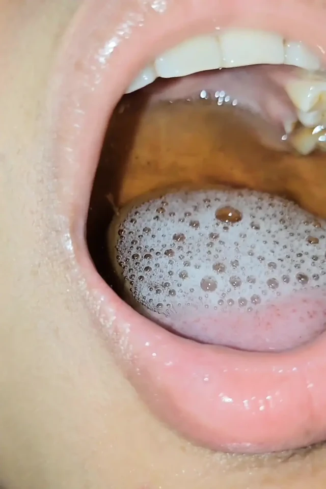 Трахаю глотку и задницу моей шлюховатой сучки