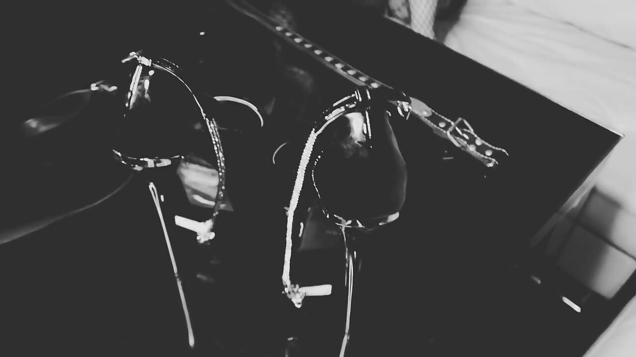 Ayak fetişi dominatrix ateşli siyah ve beyaz yüksek topuklu tanrıça esmer orta yaşlı seksi kadın egemenliği bdsm sapıklık