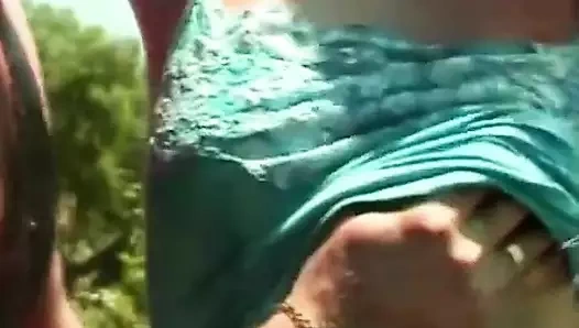 Olağanüstü sarışın Bobbi Eden harika göğüslerine döl püskürtüyor