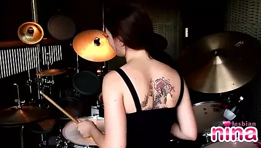 Lezbiyen nina gets çıplak için oyun the drums