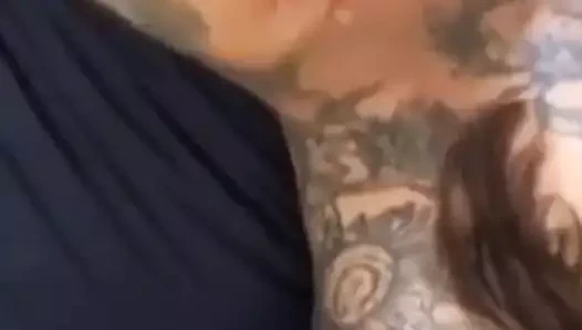 Parmak ve kahrolası bir dövme bayan