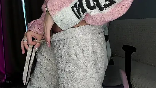 Rahat pijamalı sevimli kız ne kadar daha iyi ısınıyor biliyor