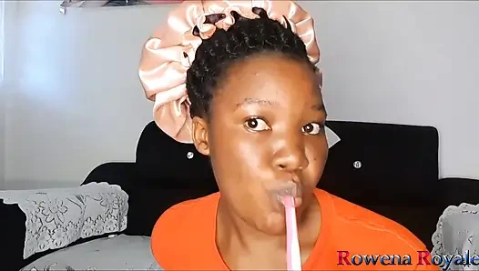 Amcığımda ve götümde diş fırçası oynuyor ve yalıyorum (tam video)