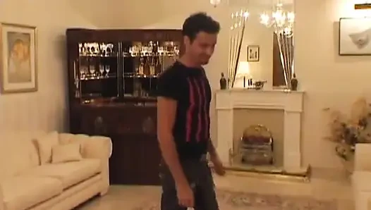 Azgın sarışın hatun göğüslerini emdiriyor ve sonra sikiliyor