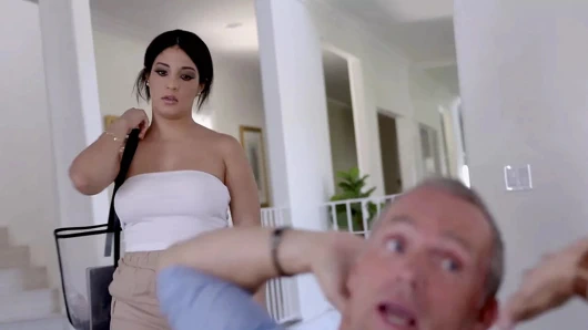 Yaramaz latin kız kardeşi dışarıdayken şeker babasını sikiyor