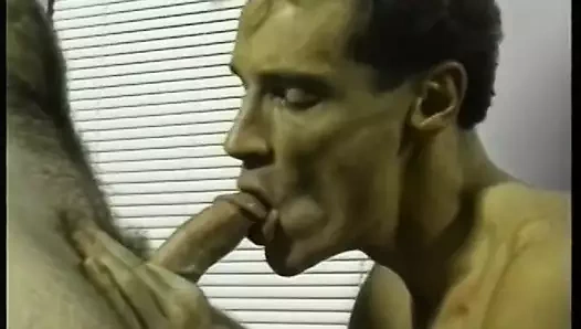 Sıcak damızlık içinde üniforma istiyor için sikme onun dostum üzerinde onun ofis masası