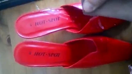 Auf die roten Pumps meiner Frau gespritzt