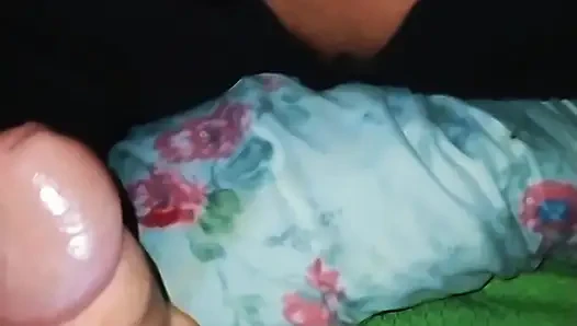 Teyze onu çıplak gördü ve üvey sevgilisinin yarağıyla ilgilenmek istedi.