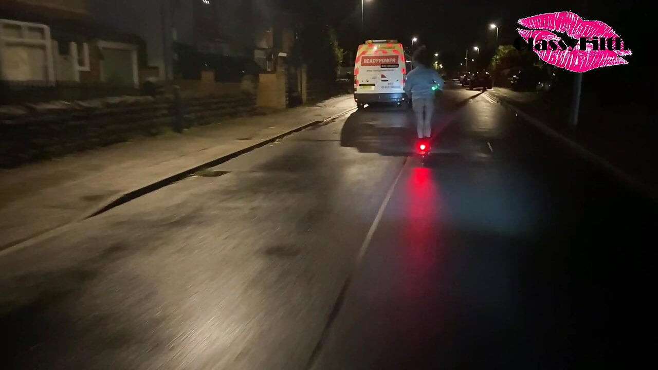 Üzerinde pantolon yok - yolda bir scooter sürmek