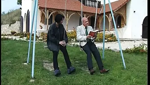 Olgun Alman fahişeler ateşli açık havada grup sekste yarak paylaşıyor