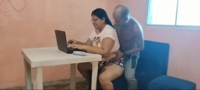 Stepfather seduces his shy stepdaughter until he fucks her pussy until he fills her with semen (I hope she doesn't get pregnant)