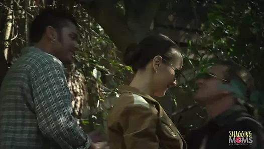 Adam bir piliçle tanışıyor ve onu eğlence parkında sikiyor