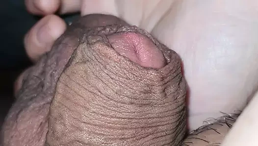 Üvey anne porno izlerken üvey oğlunun taşaklarını sıkıyor