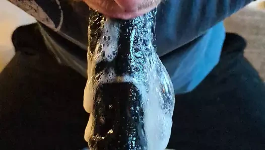 Çok ıslak dildo gırtlağına kadar alıyor, yarağa çok fazla tükürük akıyor