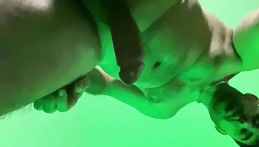 Tüylü, Olgun Adam Evde Mastürbasyon Yapıyor ve Büyük Aletini Gösteriyor