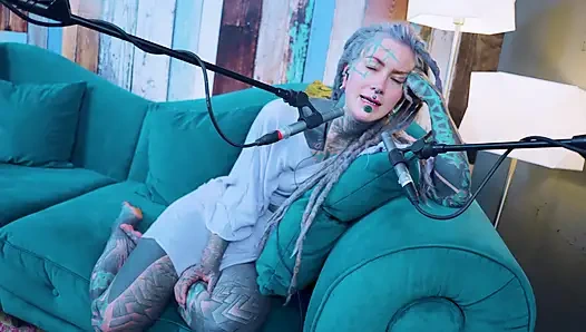 Ben hakkında konuşuyorum - izolasyon - asmr podcast sfw konuşuyor gotik sıska kız dreadlocks dövmeli model dövmeli kız