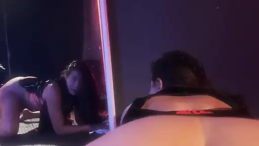 Sikiş makinesiyle mastürbasyon yapıyorum ve aynada kendimi izliyorum