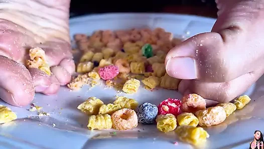 Orta yaşlı seksi kadın ayaklarıyla sana kahvaltı hazırlıyor