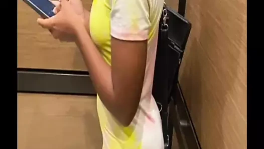 Asosyal kız asansörde çılgın sakso çekiyor. Erkek arkadaşı olduğunu söyledi ama nasıl davrandığını anlayamadın