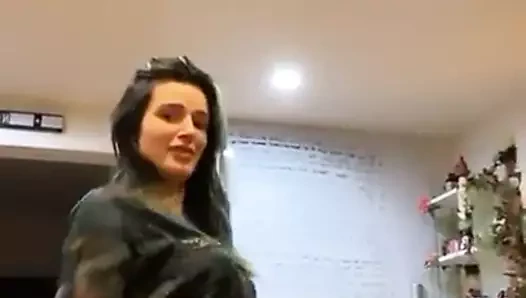 Bella thorne sutyensiz dil dansı