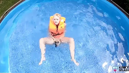 Can yeleği vibe havuzda oynuyor