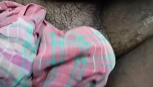 Hintli Bengalli ev hanımı göğüslerini emdiriyor ve sikiyor