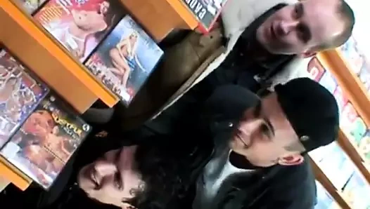 sarışın sürtük alır yük arasında Cum yüz at bir video mağazası