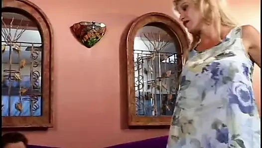 Orta yaşlı seksi kadın sikilmeden önce dizlerinin üzerinde büyük bir yarak yutuyor