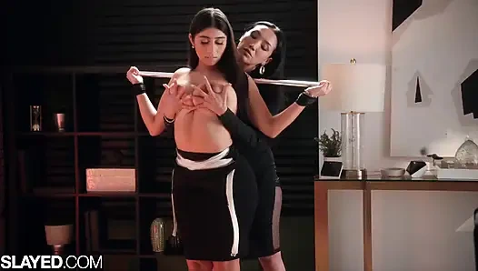 Katleden Violet Myers büyük doğal göğüslerini Vicki Chase'e teslim ediyor