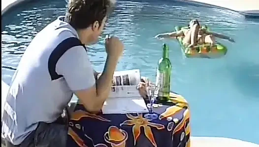 Seksi klasik açık havada, amcık yalama ve dev yaraklarla sikiş derlemesi