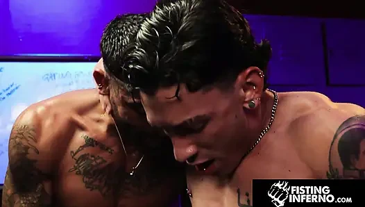 Yumruk sokma inferno - elektro şok deliği soyunma odasında prezervatifsiz sikiliyor