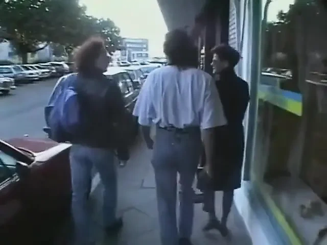 Garip bir çift yoldan çıkardı