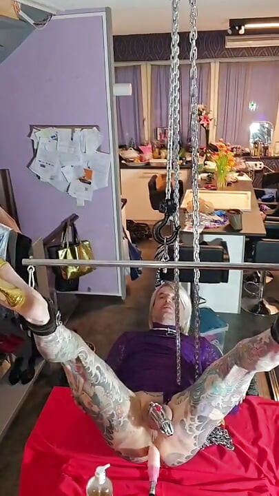 Bacakları açılmış ve peglenmeye hazır şekilde bağlanmış