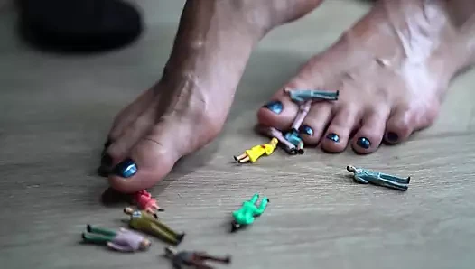 Çıplak elbisemle küçük insanlara basıyor