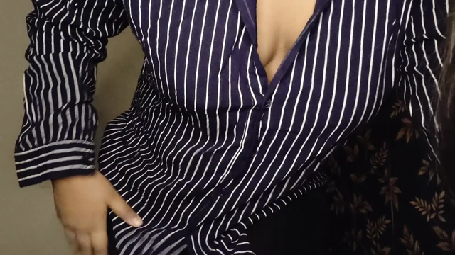 Güzel desi kız porno izleyerek mastürbasyon yaparken kendini tatmin ediyor