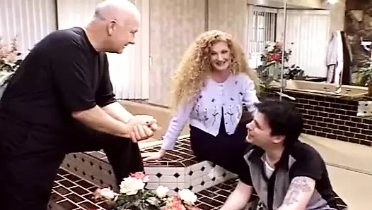 Büyük memeli kızıl saçlı piliç ağzını dölle dolduruyor