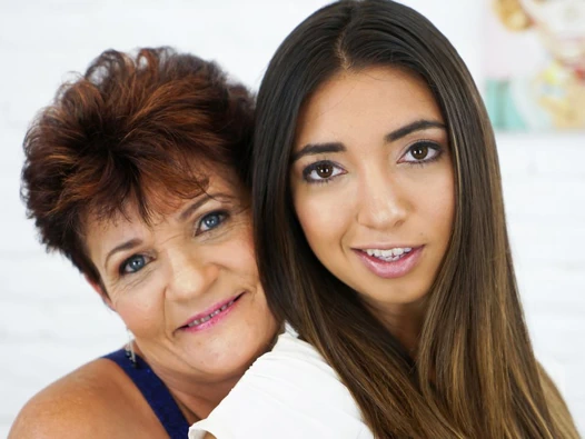 Yaşlı ve genç lezbiyen kedi yalama