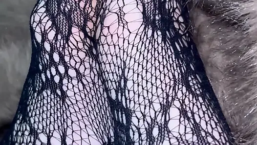 Seksi çoraplı ve topuklu ayakkabılarla bacaklarımla oynuyorum