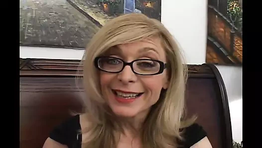 Gözlüklü orta yaşlı seksi kadın çok ateşli sakso çekiyor ve sikişiyor cilt 1