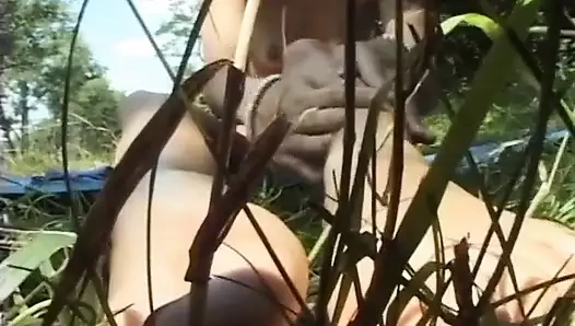 Alman bebeğin dışarıda oynadığı ayak fetişi seansı