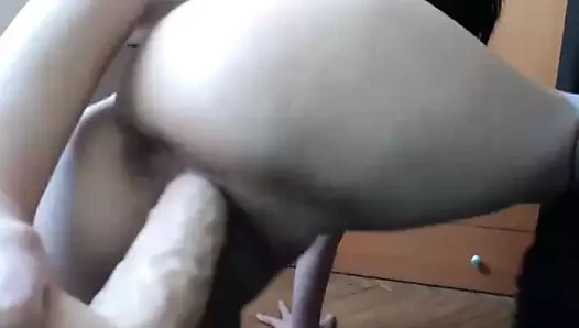 Kız çıplak alır ve sikikleri ile ona oyuncaklar