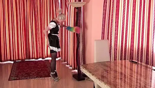 Hizmetçi Cora'nın götünü kırbaçlıyor