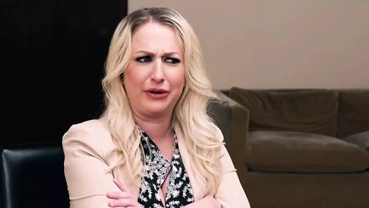 Aşırı korumacı büyük memeli üvey anne bozuk bir müdürle edepsiz bir anlaşma yapıyor - mylf